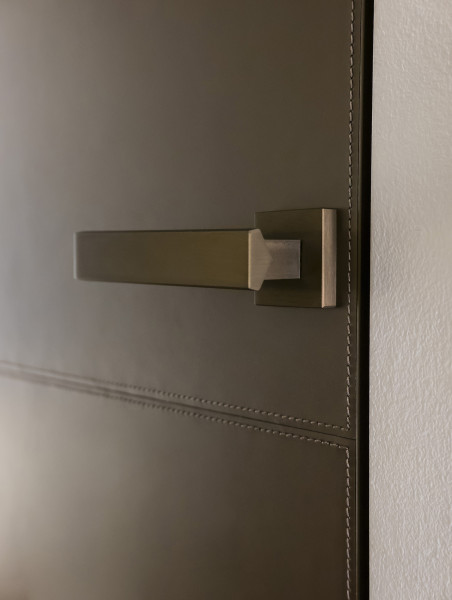 ALBED_BATTFIL_FILCERSCOMP_NEXT_product_door_leather_detail_handle1_low