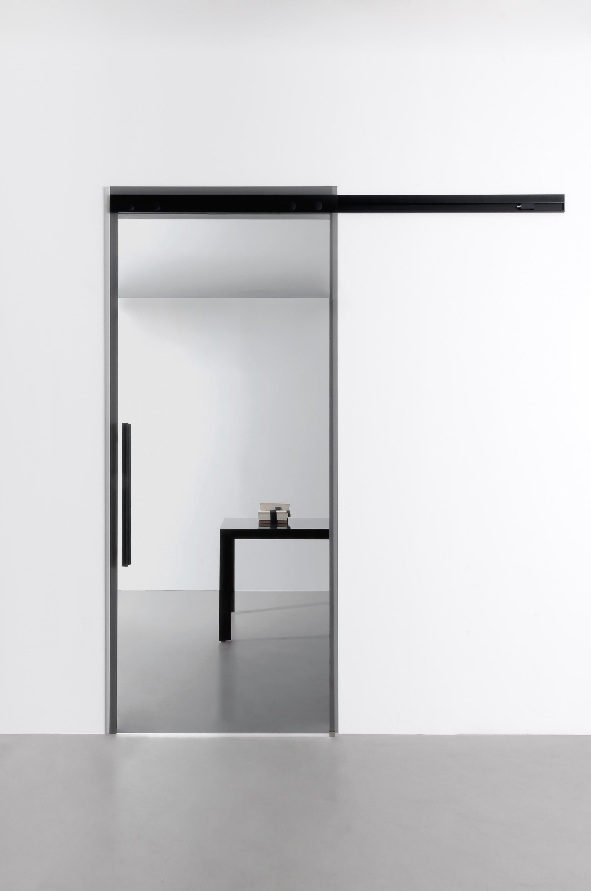 ALBED_SCORR_BINAPRT_SAIL_product_sliding_door_fume_glass_black_rail1