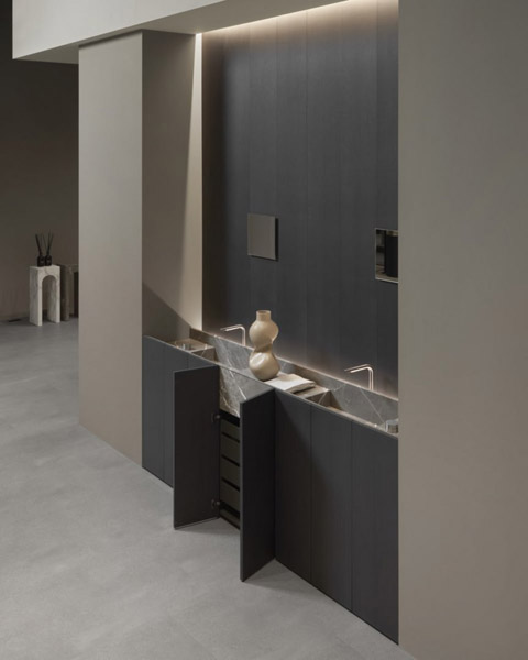 08_al_salone_del_mobile_2024_04_18_area_18_street_grigio_collemandina_02_var_ante_aperte_opt_1715007507958